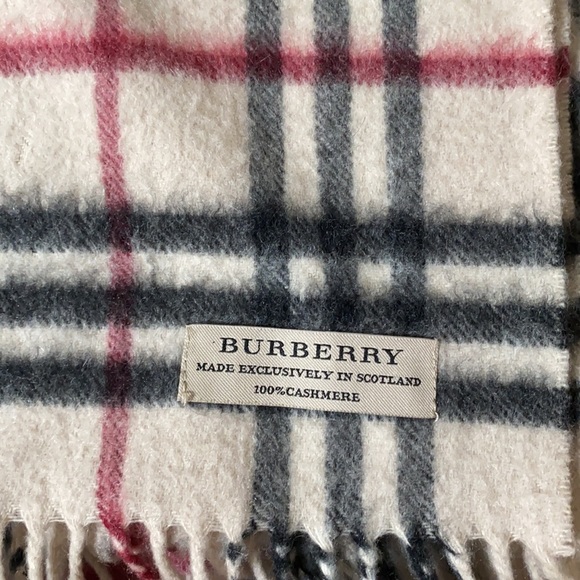 Classic Cashmere Burberry scarf - Picture 4 of 5